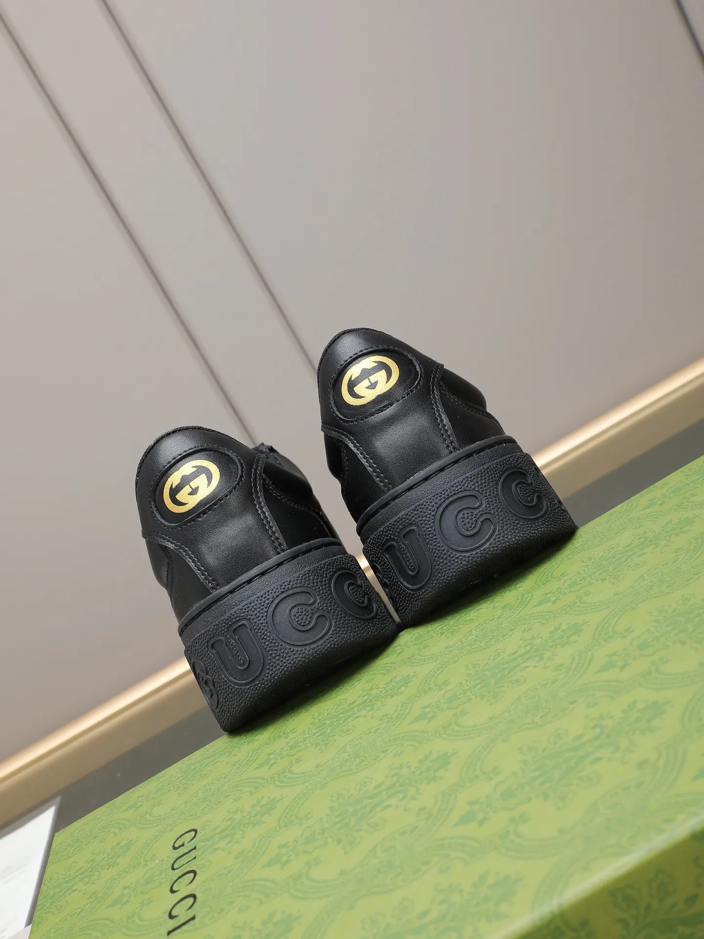 PP420 new men's shoes GUCCI fashion trend, made of first-layer calfskin➕breathable mesh lining! The foot feels super comfortable and the workmanship is impeccable. The original ultra-light outsole, size: 38-44 (45 customized), 5 colors to choose from!